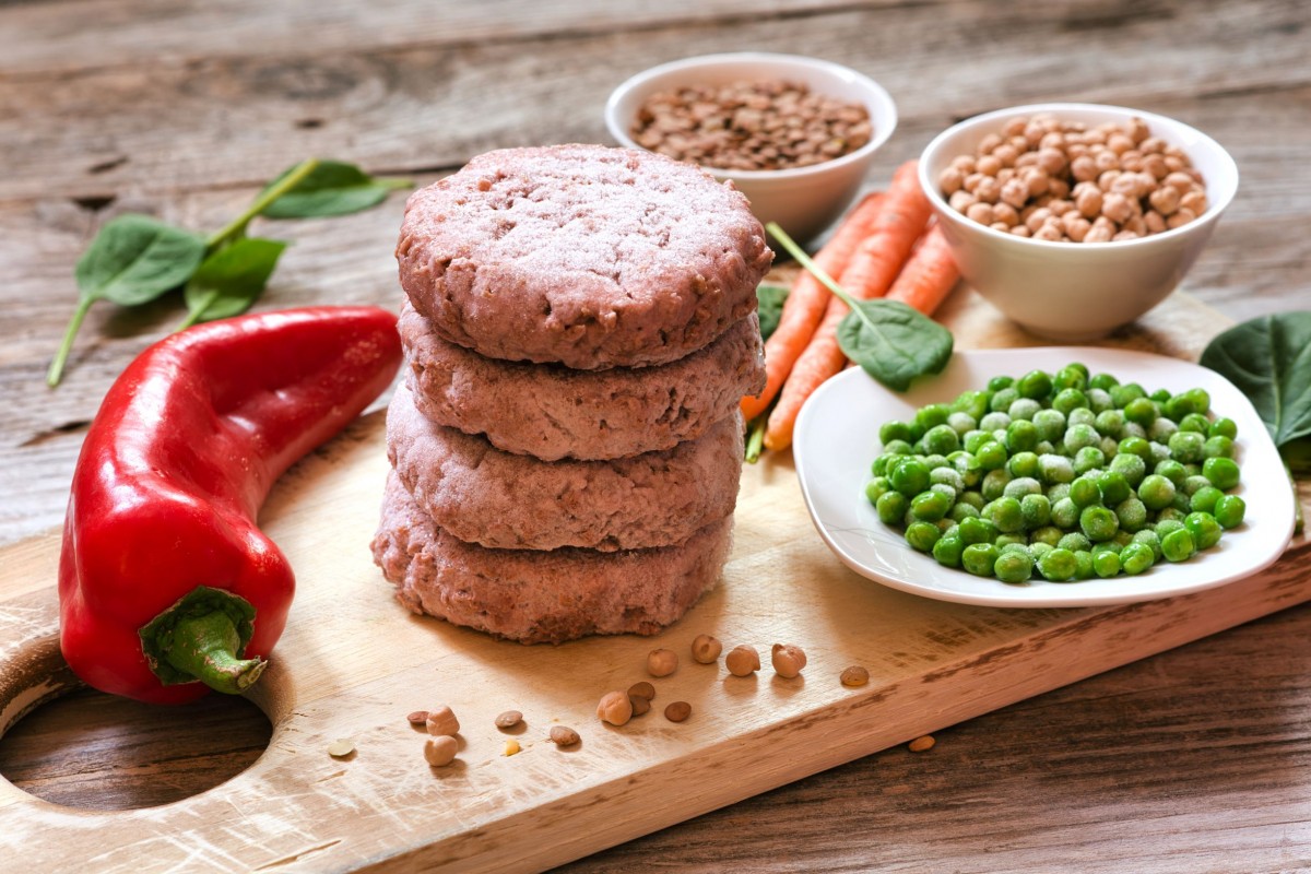 Improving juiciness of plant-based meat alternatives